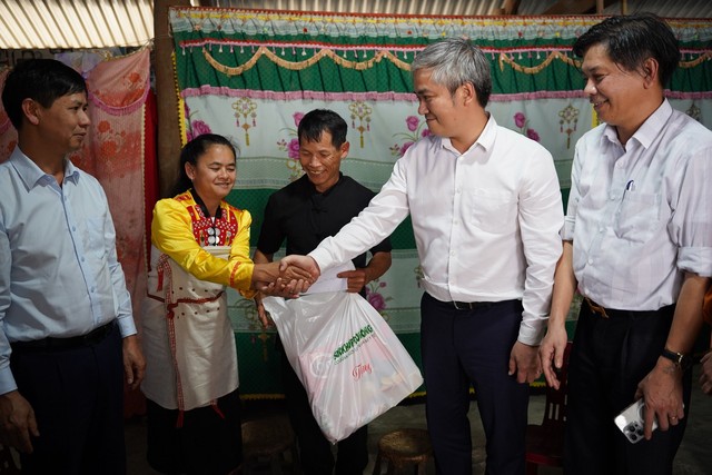 Người dân huyện Nậm Nhùn, Lai Châu phấn khởi vì được tặng quà, thăm khám sức khỏe miễn phí- Ảnh 2.