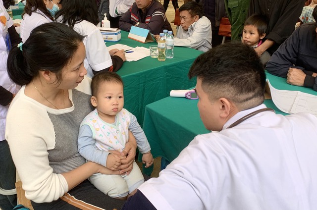 Người dân huyện Nậm Nhùn, Lai Châu phấn khởi vì được tặng quà, thăm khám sức khỏe miễn phí- Ảnh 8.