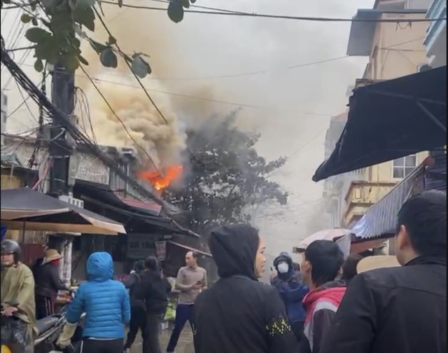Cháy nhà dân cạnh chợ Nhổn, Hà Nội- Ảnh 2.