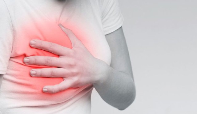 Đau ngực là triệu chứng thường gặp ở phụ nữ trước kỳ kinh nguyệt.