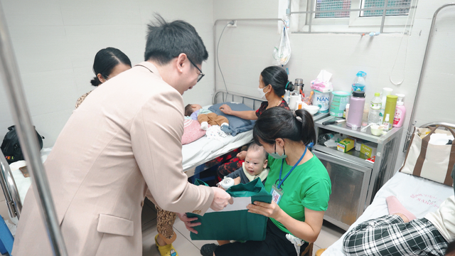 IVIE - Bác sĩ ơi trao tặng 300 suất quà đến tay người bệnh có hoàn cảnh khó khăn tại Hà Nội và TP. HCM- Ảnh 1.