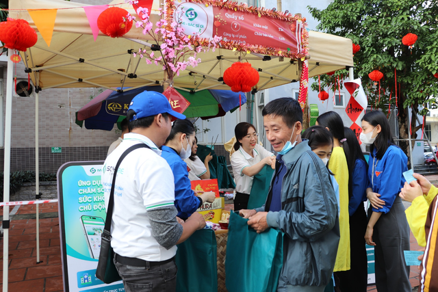 IVIE - Bác sĩ ơi trao tặng 300 suất quà đến tay người bệnh có hoàn cảnh khó khăn tại Hà Nội và TP. HCM- Ảnh 2.