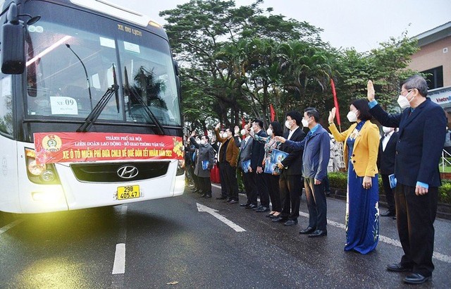 5.000 công nhân ở Hà Nội sẽ được hỗ trợ xe về quê ăn Tết miễn phí- Ảnh 1.
