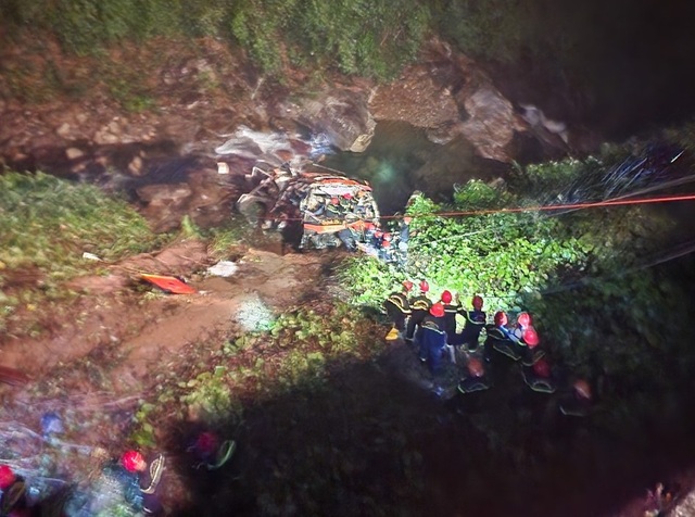 Thông tin mới về sức khoẻ các nạn nhân vụ xe khách lao xuống vực trên cao tốc La Sơn - Hòa Liên- Ảnh 2.