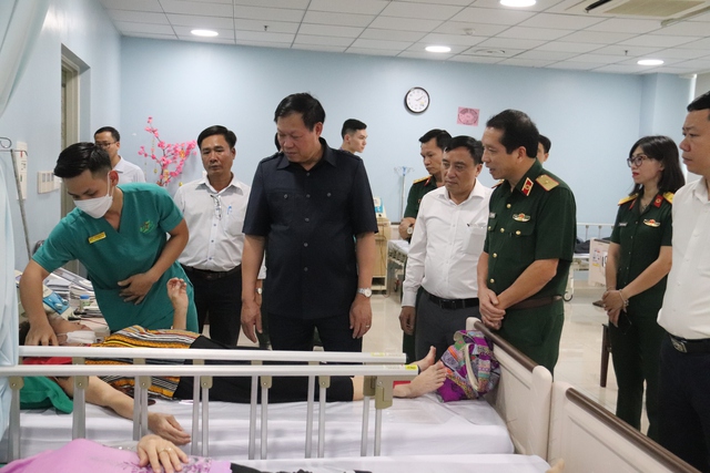 Lãnh đạo Bộ Y tế thăm, chúc Tết bệnh nhân và y bác sĩ bệnh viện tại TPHCM- Ảnh 1.