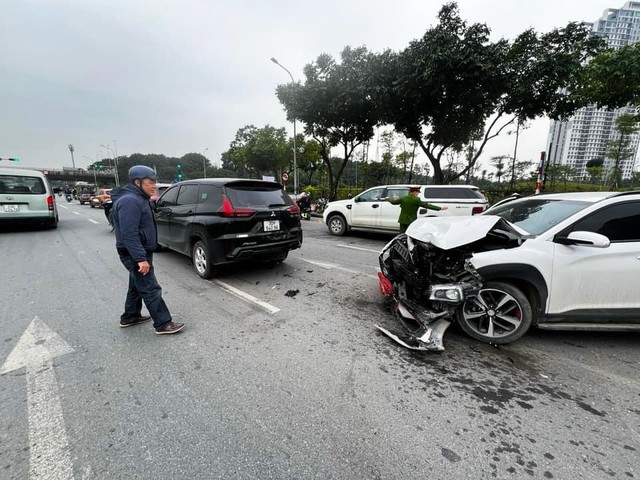 Video tai nạn giao thông liên hoàn 6 phương tiện tại Hà Nội- Ảnh 5.