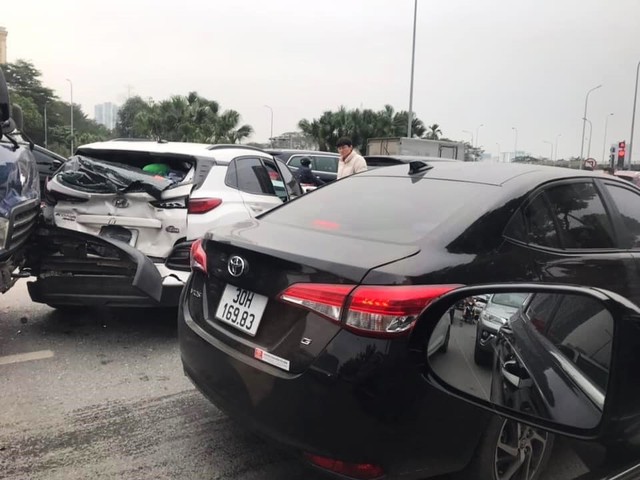 Video tai nạn giao thông liên hoàn 6 phương tiện tại Hà Nội- Ảnh 3.