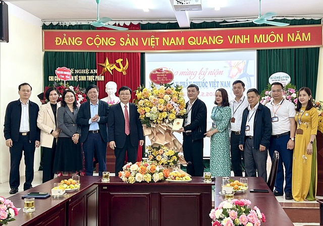 Lãnh đạo tỉnh Nghệ An tặng hoa chúc mừng Chi cục nhân ngày Thầy thuốc Việt Nam