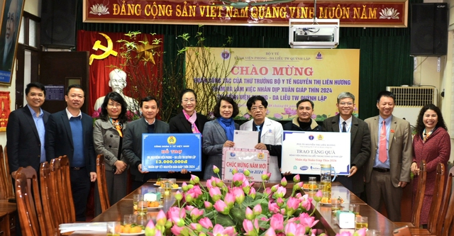 Thứ trưởng Bộ Y tế Nguyễn Thị Liên Hương thăm, tặng quà Tết tại Nghệ An- Ảnh 4.