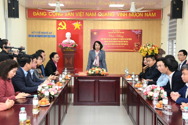 Thứ trưởng Bộ Y tế Nguyễn Thị Liên Hương thăm, tặng quà Tết tại Nghệ An- Ảnh 1.