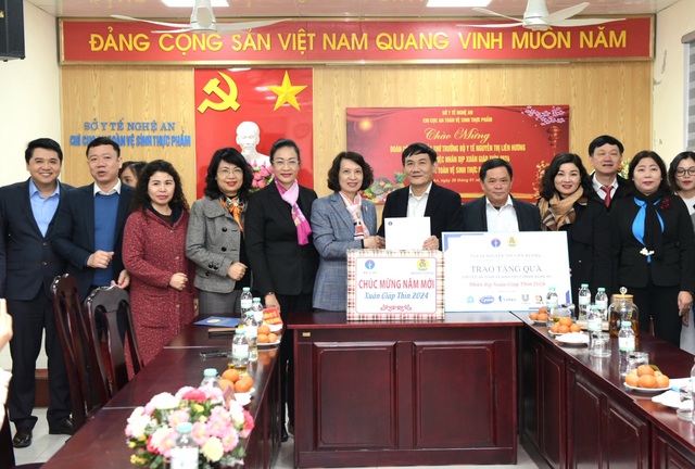 Thứ trưởng Bộ Y tế Nguyễn Thị Liên Hương thăm, tặng quà Tết tại Nghệ An- Ảnh 2.