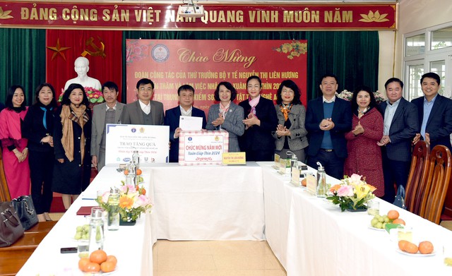 Thứ trưởng Bộ Y tế Nguyễn Thị Liên Hương thăm, tặng quà Tết tại Nghệ An- Ảnh 3.