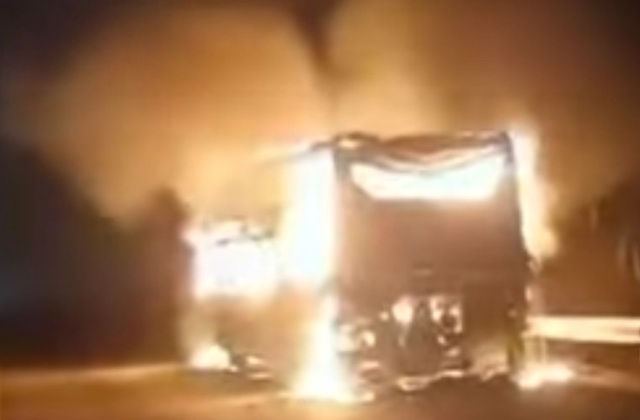 Clip xe khách bốc cháy dữ dội trên cao tốc Nghi Sơn - Diễn Châu- Ảnh 1.