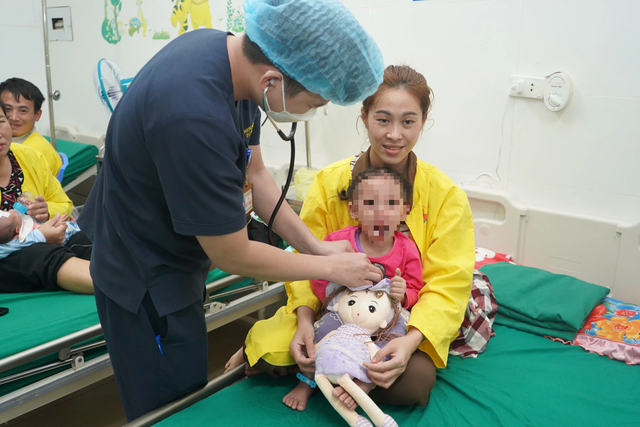 Người phụ nữ Lào xúc động cảm ơn bác sĩ Việt Nam khi con được ‘vá tim’- Ảnh 2.