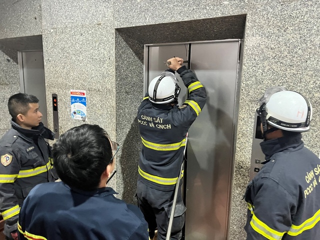 'Giải cứu' 7 người bị kẹt thang máy tại Bộ Công thương- Ảnh 1.