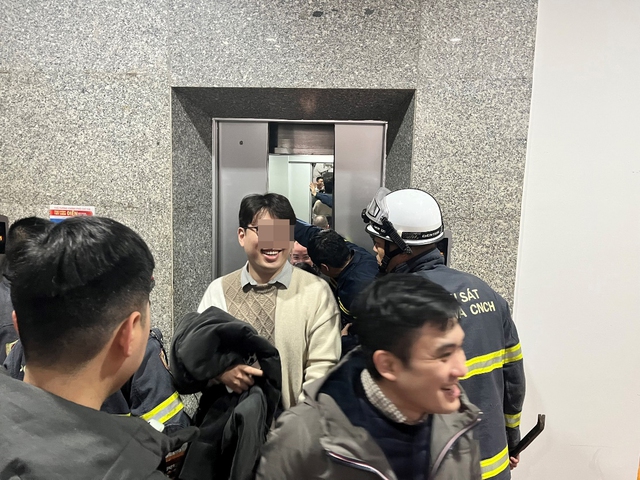 'Giải cứu' 7 người bị kẹt thang máy tại Bộ Công thương- Ảnh 2.