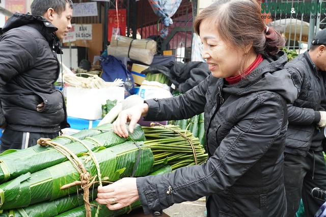 Chợ lá dong giữa lòng Hà Nội rộn ràng ngày giáp Tết- Ảnh 4.