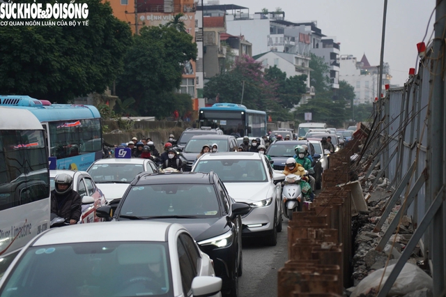 Nhiều tuyến đường Hà Nội ùn tắc cục bộ những ngày giáp Tết- Ảnh 1.