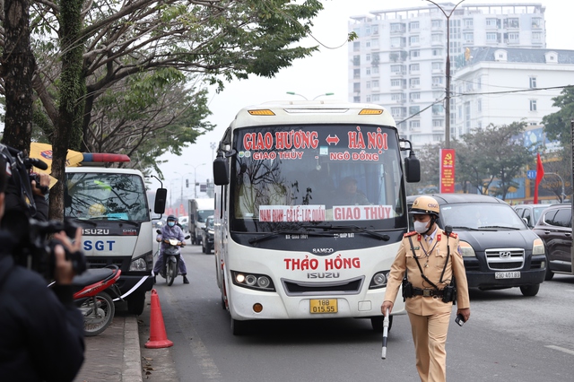 Giao thông cận Tết tăng nhiệt, CSGT khuyến cáo để tránh 'chôn chân' trên đường- Ảnh 3.