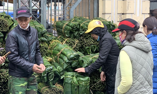 Chợ lá dong giữa lòng Hà Nội rộn ràng ngày giáp Tết- Ảnh 2.