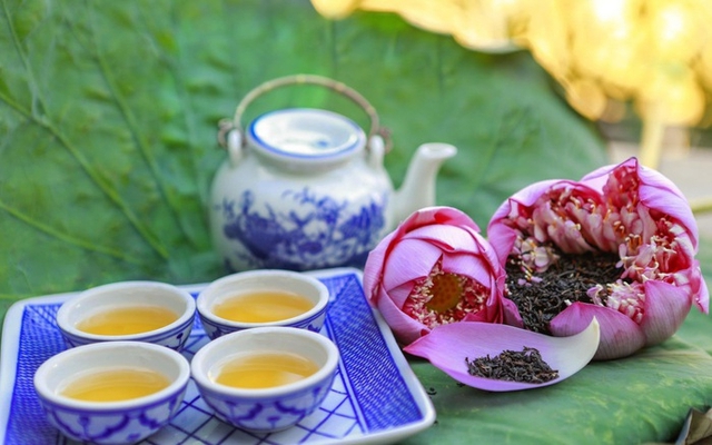 Tết uống trà gì 'thơm như sen nở trong lòng chén xuân'?