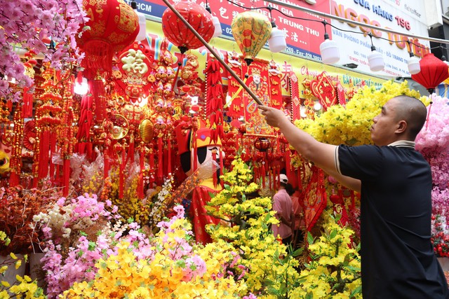 Phố bán đồ trang trí Tết lớn nhất Sài Gòn rực rỡ đón Xuân Giáp Thìn 2024- Ảnh 7.