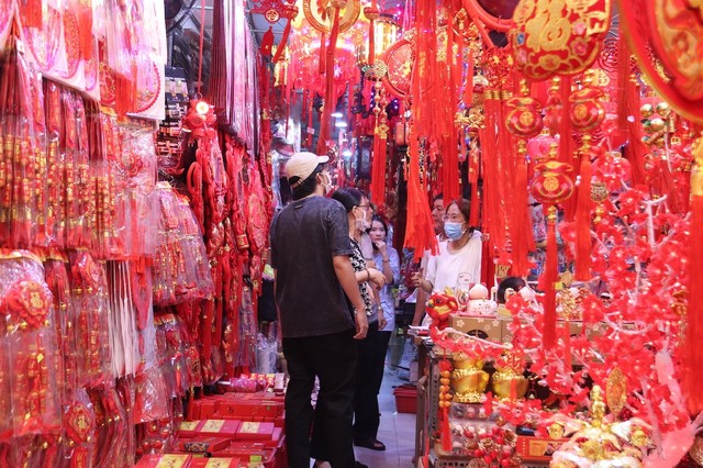 Phố bán đồ trang trí Tết lớn nhất Sài Gòn rực rỡ đón Xuân Giáp Thìn 2024- Ảnh 6.