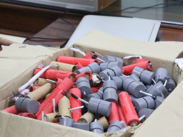 Học sinh mua nguyên liệu trên mạng chế tạo 201 quả pháo nổ- Ảnh 2.