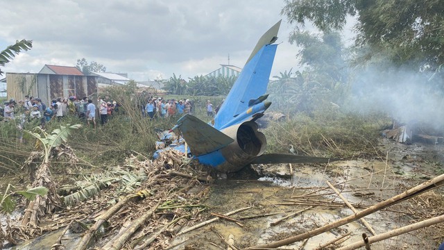 Phi công an toàn, một người dân bị thương trong vụ rơi máy bay quân sự- Ảnh 1.
