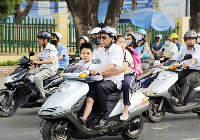 Hội bảo vệ quyền trẻ em nói gì xung quanh kiến nghị trẻ dưới 6 tuổi phải đội mũ bảo hiểm khi tham gia giao thông?- Ảnh 1.