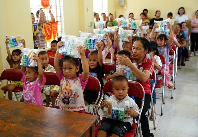 Chương trình của Vinamilk hỗ trợ hơn 6 tỷ đồng cho học sinh, sinh viên vùng bão lũ thông qua Trung ương Đoàn- Ảnh 6.