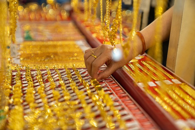 Giá vàng hôm nay ngày 10/10 đồng loạt giảm cực mạnh- Ảnh 1. Giá vàng hôm nay ngày 10/10 đồng loạt giảm cực mạnh- Ảnh 1.