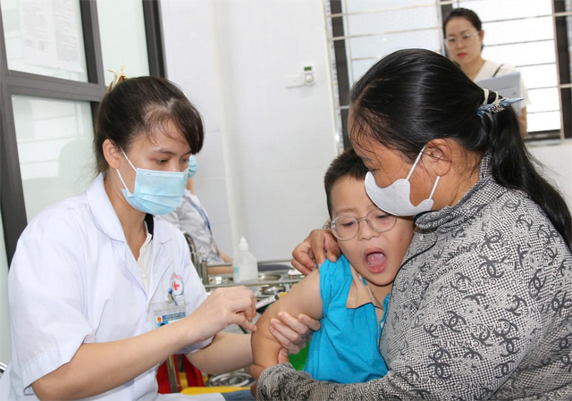 Hà Nội bước vào chiến dịch tiêm chủng vaccine sởi- Ảnh 1.