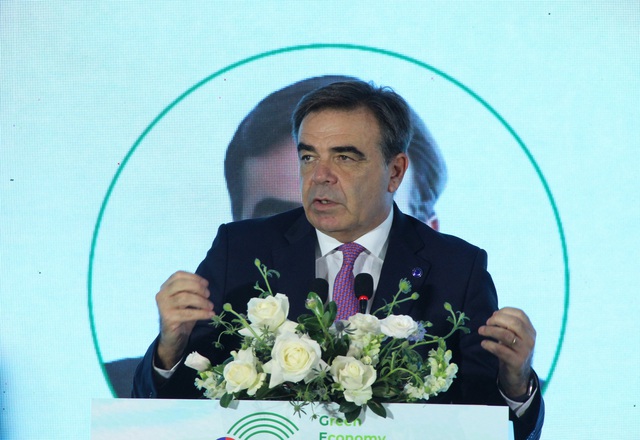 Ông Margaritis Schinas, Phó Chủ tịch Ủy ban châu Âu phát biểu tại phiên họp toàn thể - Diễn đàn và triển lãm Kinh tế xanh 2024. Ảnh: Xuân Dự