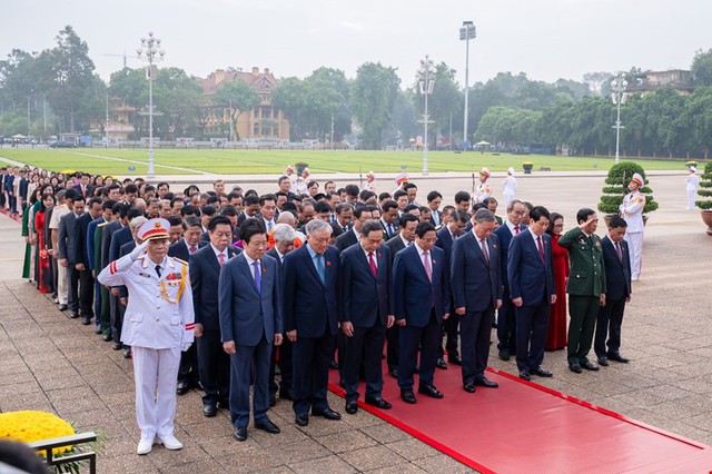 Lãnh đạo Đảng, Nhà nước và ĐBQH viếng Chủ tịch Hồ Chí Minh trước giờ khai mạc Kỳ họp 8- Ảnh 4.