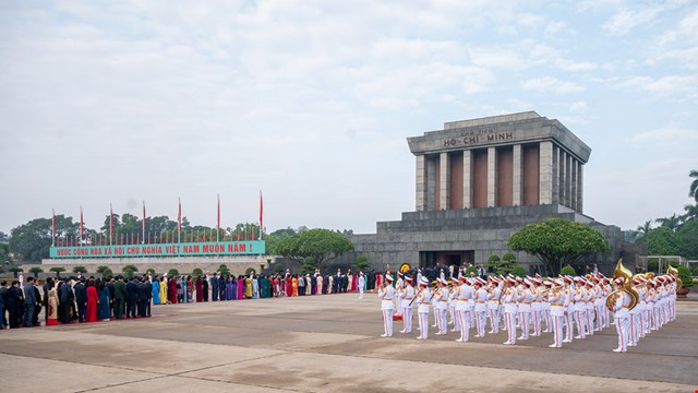 Lãnh đạo Đảng, Nhà nước và ĐBQH viếng Chủ tịch Hồ Chí Minh trước giờ khai mạc Kỳ họp 8- Ảnh 5.