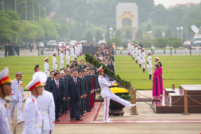 Lãnh đạo Đảng, Nhà nước và ĐBQH viếng Chủ tịch Hồ Chí Minh trước giờ khai mạc Kỳ họp 8- Ảnh 1.