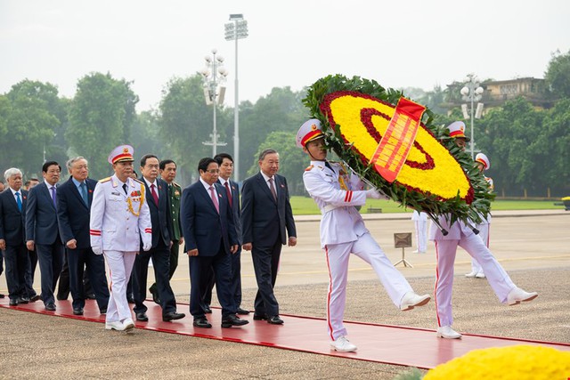 Lãnh đạo Đảng, Nhà nước và ĐBQH viếng Chủ tịch Hồ Chí Minh trước giờ khai mạc Kỳ họp 8- Ảnh 2.