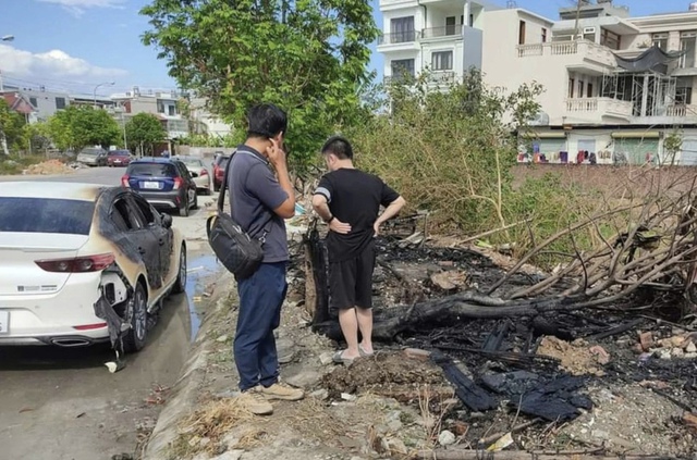 Vụ đốt rác ven đường làm cháy ô tô, ai phải đền bù thiệt hại?- Ảnh 1.