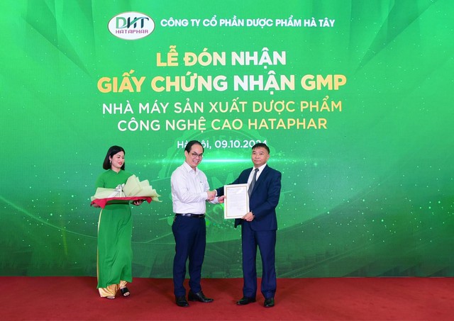 Lễ trao "Giấy chứng nhận GMP trong thực hành sản xuất thuốc" cho nhà máy Dược phẩm Công nghệ cao Hataphar của Dược Hà Tây- Ảnh 1.