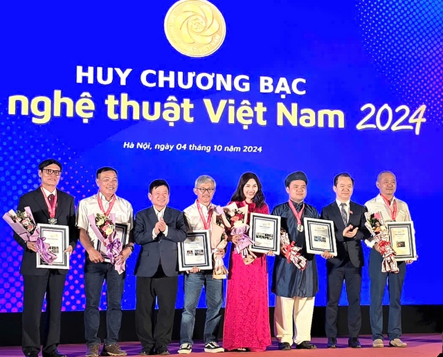 Bộ ảnh 'Cho đi là còn mãi' của Báo Sức khỏe và Đời sống đoạt Huy chương Bạc Ảnh nghệ thuật 2024- Ảnh 2.