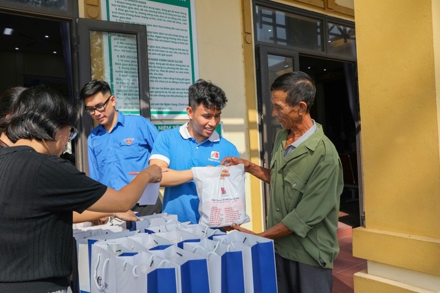 Chi đoàn Cục An toàn thực phẩm khám bệnh, tặng quà cho gia đình chính sách, hộ nghèo- Ảnh 3.