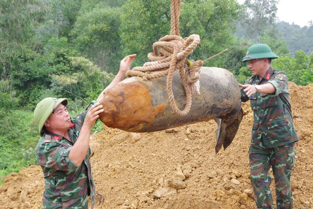 Hủy nổ thành công quả bom 'khủng'- Ảnh 1.