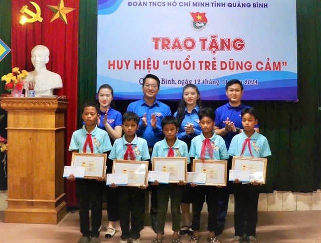 Trao Huy hiệu Tuổi trẻ dũng cảm cho 5 học sinh vùng biên cứu sống 2 em nhỏ đuối nước- Ảnh 1.