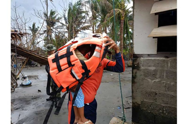 Bão Usagi đổ bộ Philippines, hàng ngàn người phải sơ tán- Ảnh 1.