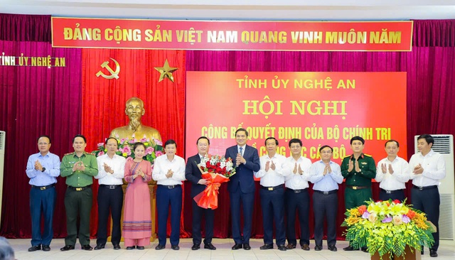 Các đồng chí trong Ban Thường vụ Tỉnh ủy Nghệ An tặng hoa chúc mừng đồng chí Nguyễn Đức Trung.