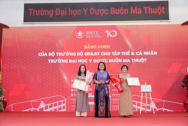 Trường Đại học Y Dược Buôn Ma Thuột kỷ niệm 10 năm thành lập, Tổng kết năm học 2023 - 2024, chào mừng ngày Nhà giáo Việt Nam 20/11 và ngày Hội chào tân sinh viên 2024- Ảnh 2.