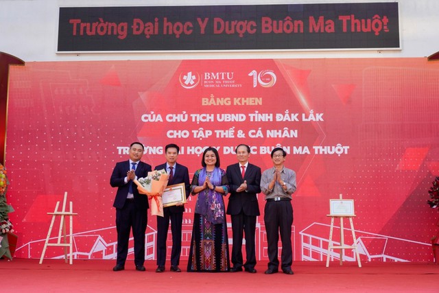 Trường Đại học Y Dược Buôn Ma Thuột kỷ niệm 10 năm thành lập, Tổng kết năm học 2023 - 2024, chào mừng ngày Nhà giáo Việt Nam 20/11 và ngày Hội chào tân sinh viên 2024- Ảnh 3.