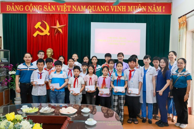 Bệnh viện Mắt Hà Nội 2 mang ánh sáng đến trường, bước cùng em tới tương lai tại Sông Công, Thái Nguyên- Ảnh 2.