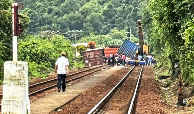 Thông tuyến đường sắt Bắc - Nam sau sự cố tàu trật bánh đèo Hải Vân- Ảnh 2.